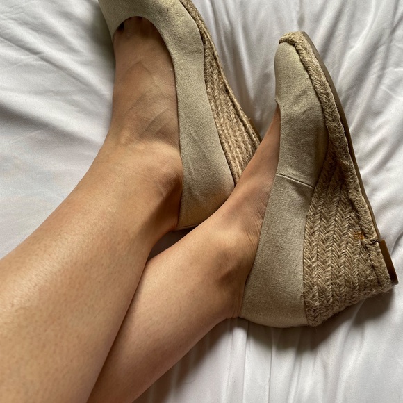 Merona - 3 inch Cream and Gold Wedge Heel - Picture 4 of 4